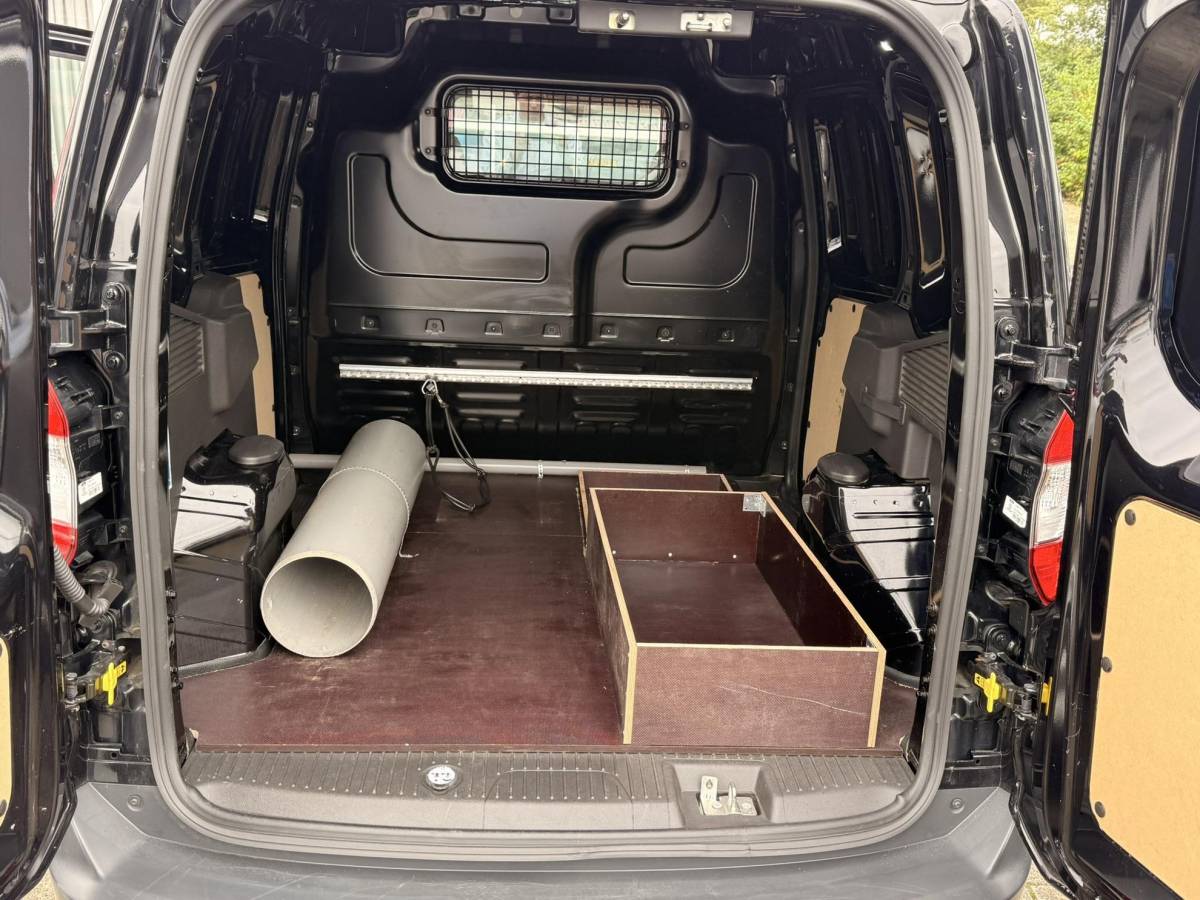 Ford Transit Courier Ford Transit Courier 1.5 TDCI Limited Duratorq S&S 100pk | Navigatie | Camera | Cruise control | Lichtmetalen velgen | Stoelverwarming | Reservewiel