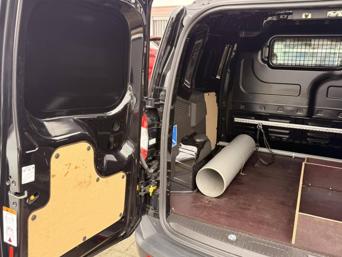 Ford Transit Courier Ford Transit Courier 1.5 TDCI Limited Duratorq S&S 100pk | Navigatie | Camera | Cruise control | Lichtmetalen velgen | Stoelverwarming | Reservewiel