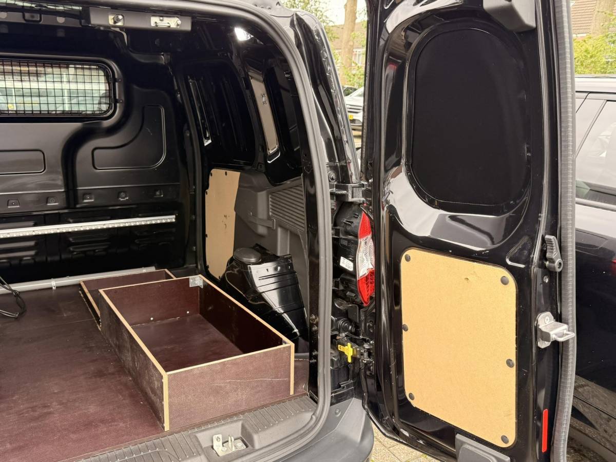 Ford Transit Courier Ford Transit Courier 1.5 TDCI Limited Duratorq S&S 100pk | Navigatie | Camera | Cruise control | Lichtmetalen velgen | Stoelverwarming | Reservewiel