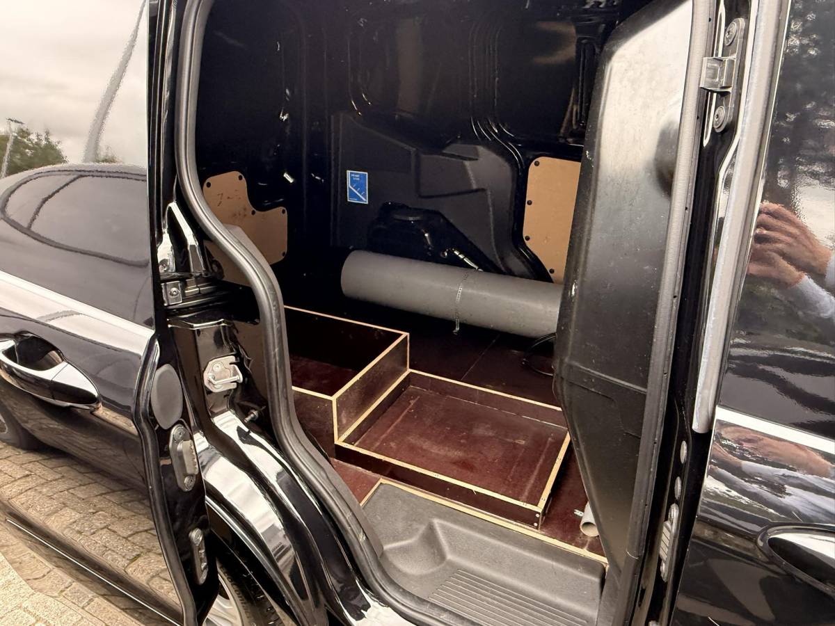 Ford Transit Courier Ford Transit Courier 1.5 TDCI Limited Duratorq S&S 100pk | Navigatie | Camera | Cruise control | Lichtmetalen velgen | Stoelverwarming | Reservewiel