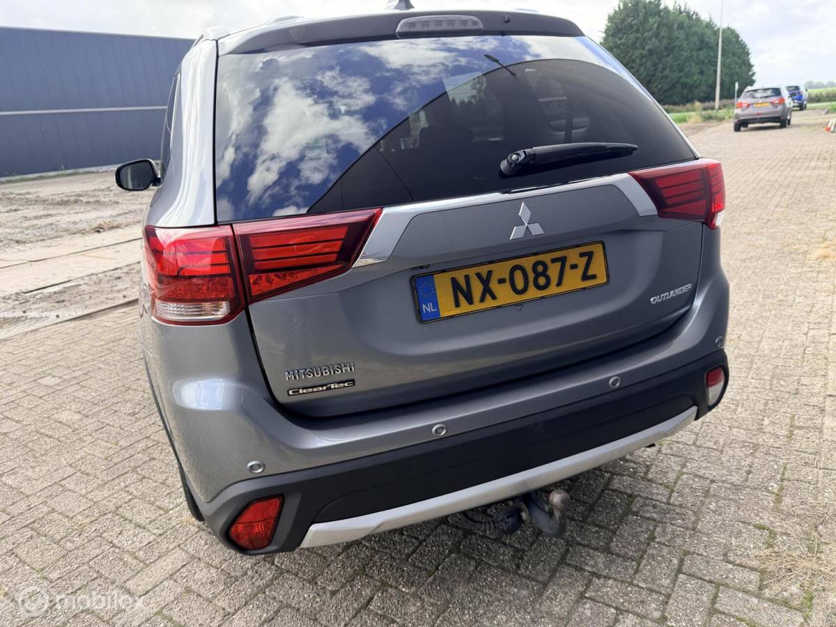 Mitsubishi Outlander Mitsubishi Outlander 2.0 Executive Edition|7 persoons | trekhaak| carplay|