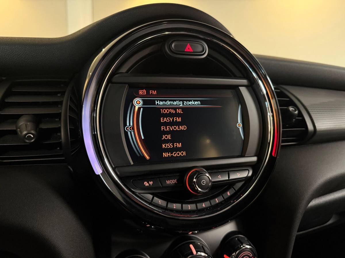 MINI 3-Deurs Mini 3-Deurs 1.5 Cooper Business *Top onderhouden!* Stoelverw.|Cruise|Navi|Neon-ring|PDC|17”|NAP