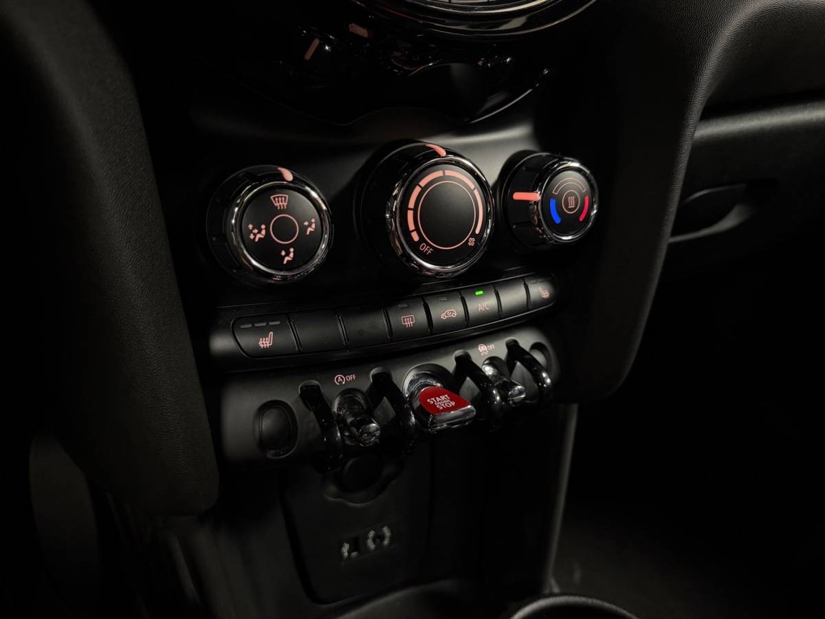 MINI 3-Deurs Mini 3-Deurs 1.5 Cooper Business *Top onderhouden!* Stoelverw.|Cruise|Navi|Neon-ring|PDC|17”|NAP