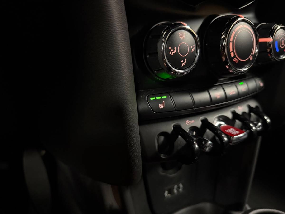 MINI 3-Deurs Mini 3-Deurs 1.5 Cooper Business *Top onderhouden!* Stoelverw.|Cruise|Navi|Neon-ring|PDC|17”|NAP