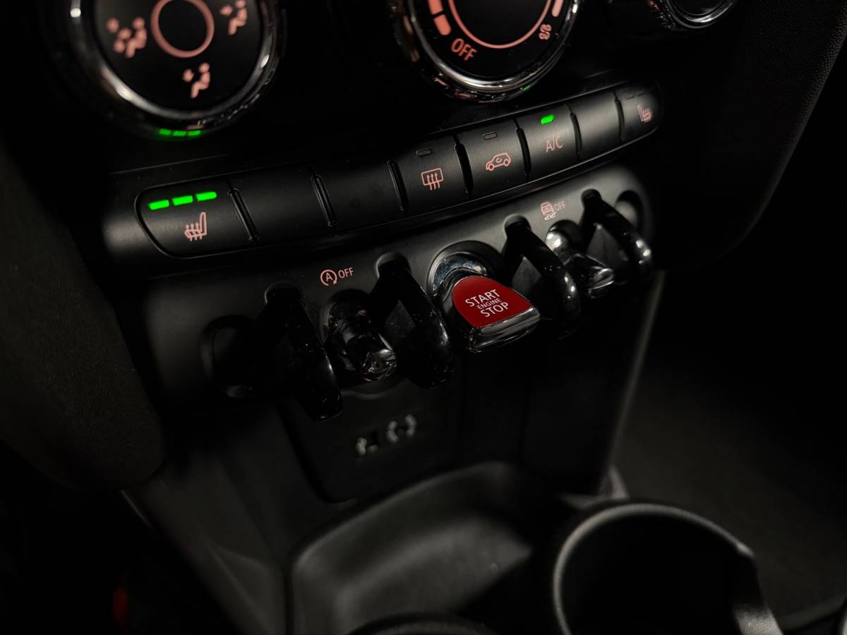 MINI 3-Deurs Mini 3-Deurs 1.5 Cooper Business *Top onderhouden!* Stoelverw.|Cruise|Navi|Neon-ring|PDC|17”|NAP