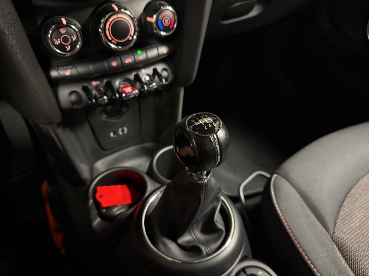 MINI 3-Deurs Mini 3-Deurs 1.5 Cooper Business *Top onderhouden!* Stoelverw.|Cruise|Navi|Neon-ring|PDC|17”|NAP