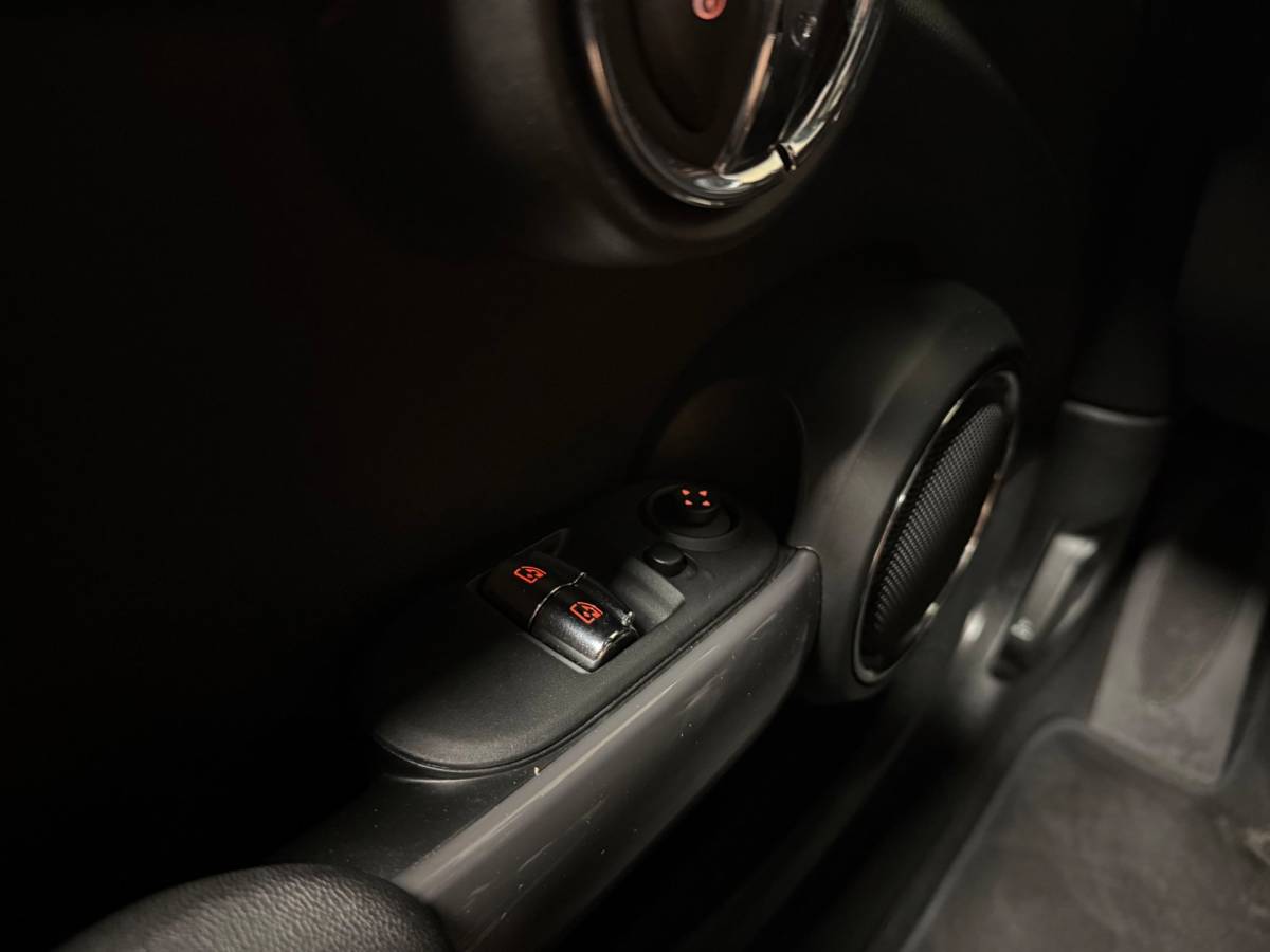 MINI 3-Deurs Mini 3-Deurs 1.5 Cooper Business *Top onderhouden!* Stoelverw.|Cruise|Navi|Neon-ring|PDC|17”|NAP