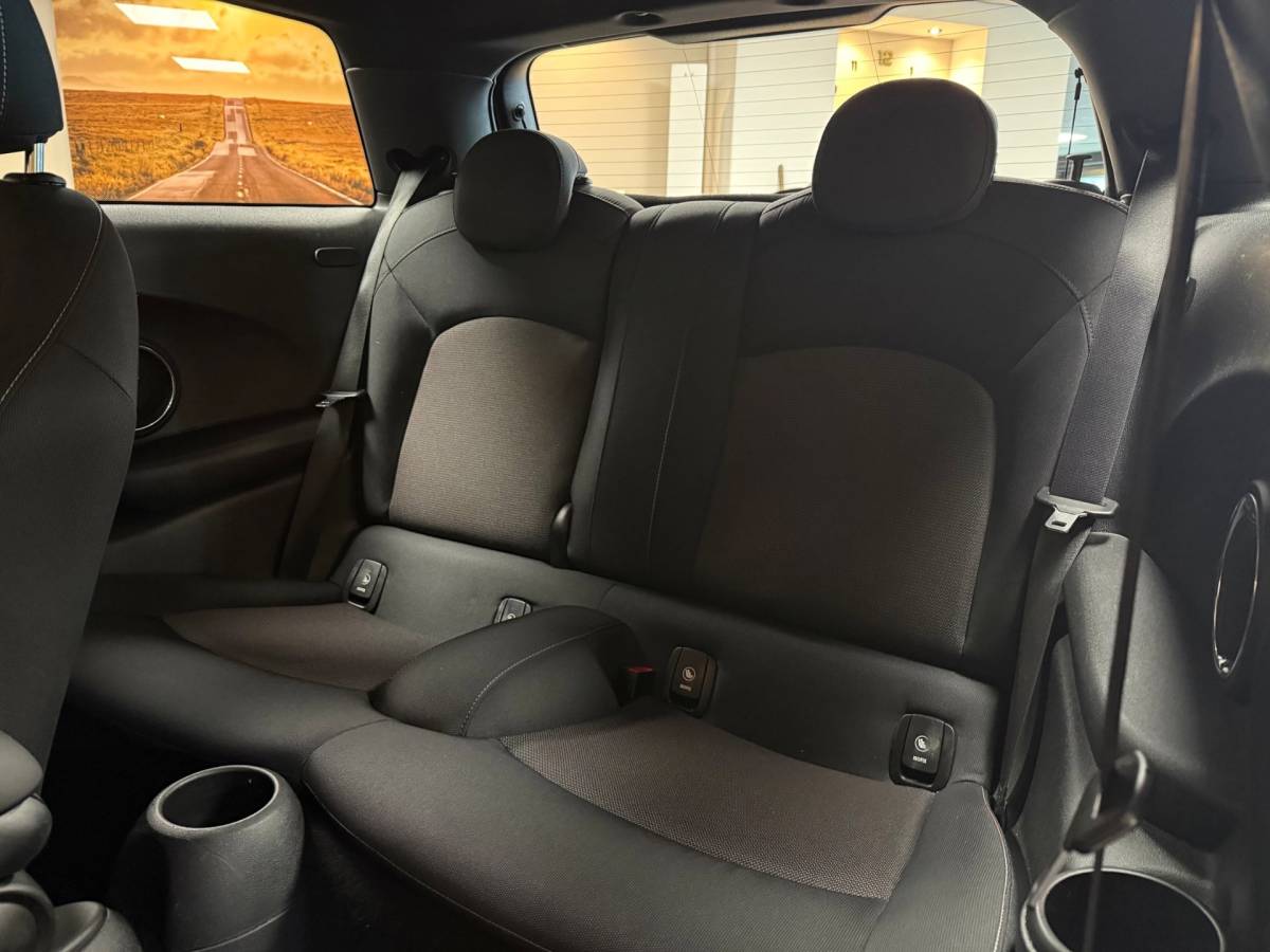 MINI 3-Deurs Mini 3-Deurs 1.5 Cooper Business *Top onderhouden!* Stoelverw.|Cruise|Navi|Neon-ring|PDC|17”|NAP
