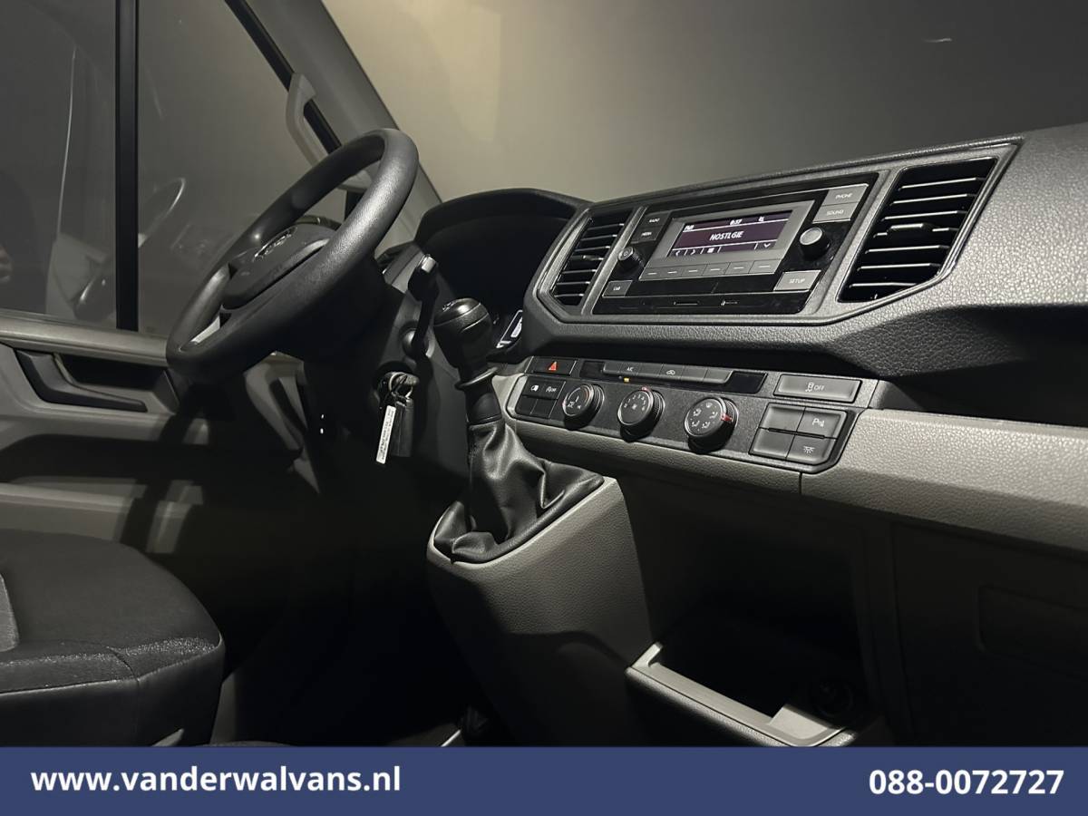 Volkswagen Crafter Volkswagen Crafter 2.0 TDI L3H2 L2H1 Euro6 Airco | 2500kg Trekhaak | Parkeersensoren Bijrijdersbank