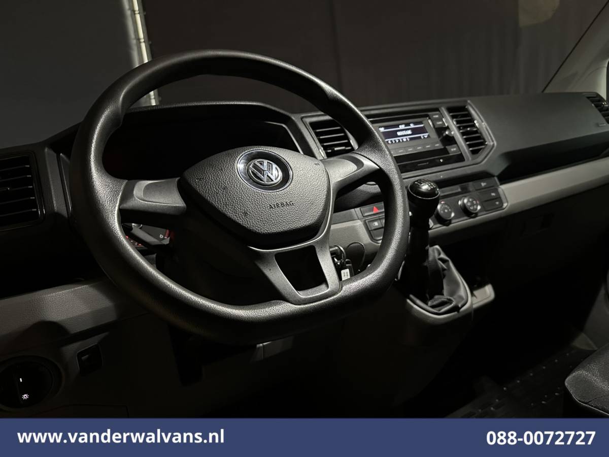 Volkswagen Crafter Volkswagen Crafter 2.0 TDI L3H2 L2H1 Euro6 Airco | 2500kg Trekhaak | Parkeersensoren Bijrijdersbank