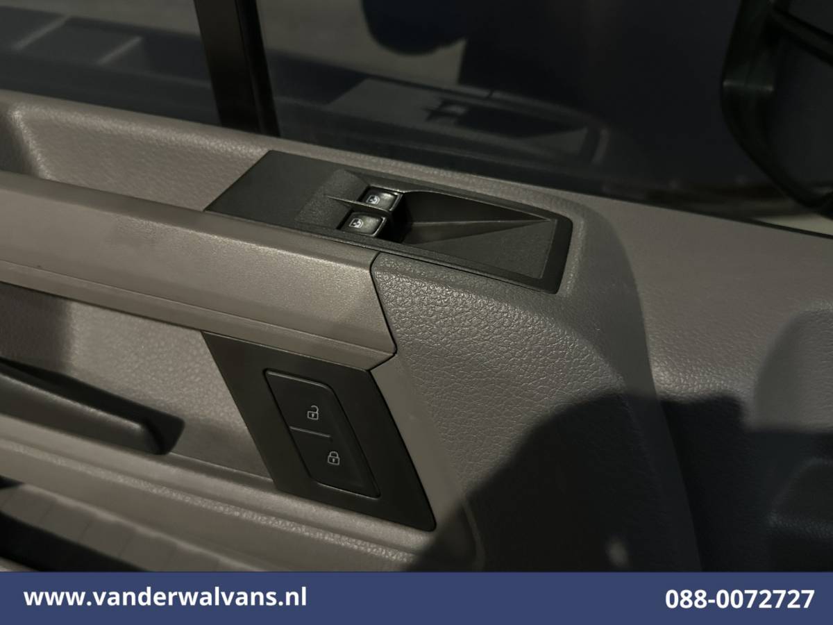 Volkswagen Crafter Volkswagen Crafter 2.0 TDI L3H2 L2H1 Euro6 Airco | 2500kg Trekhaak | Parkeersensoren Bijrijdersbank