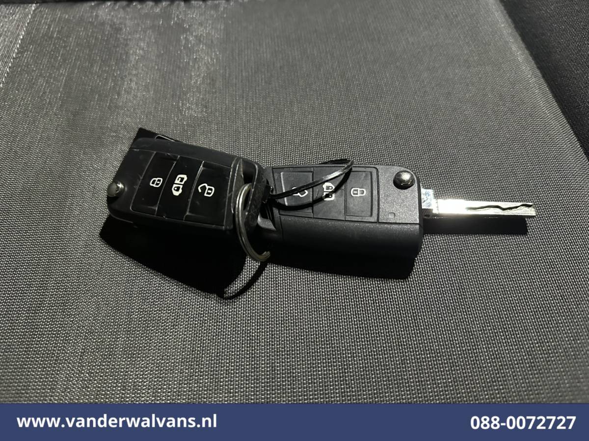 Volkswagen Crafter Volkswagen Crafter 2.0 TDI L3H2 L2H1 Euro6 Airco | 2500kg Trekhaak | Parkeersensoren Bijrijdersbank