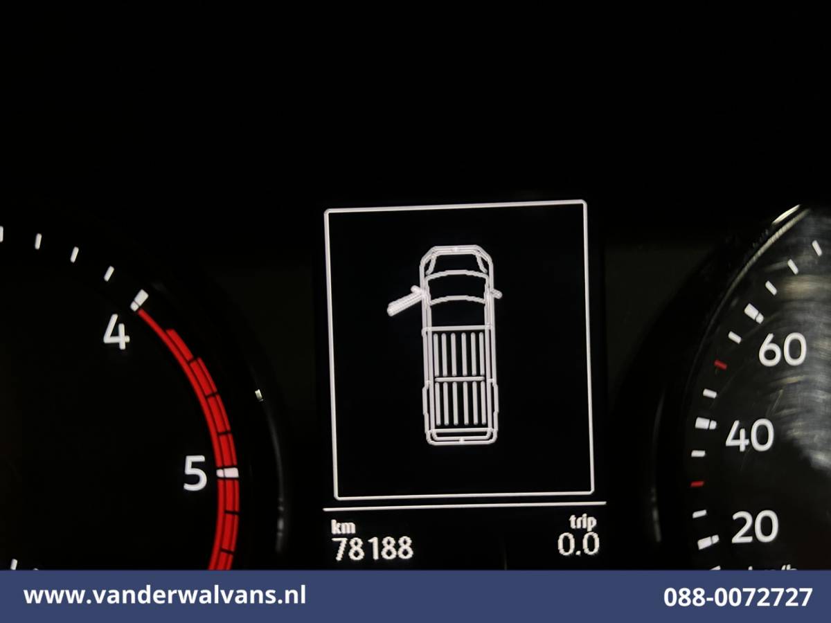 Volkswagen Crafter Volkswagen Crafter 2.0 TDI L3H2 L2H1 Euro6 Airco | 2500kg Trekhaak | Parkeersensoren Bijrijdersbank