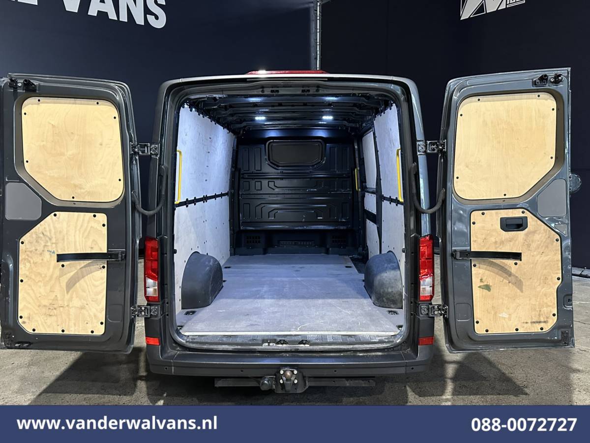 Volkswagen Crafter Volkswagen Crafter 2.0 TDI L3H2 L2H1 Euro6 Airco | 2500kg Trekhaak | Parkeersensoren Bijrijdersbank