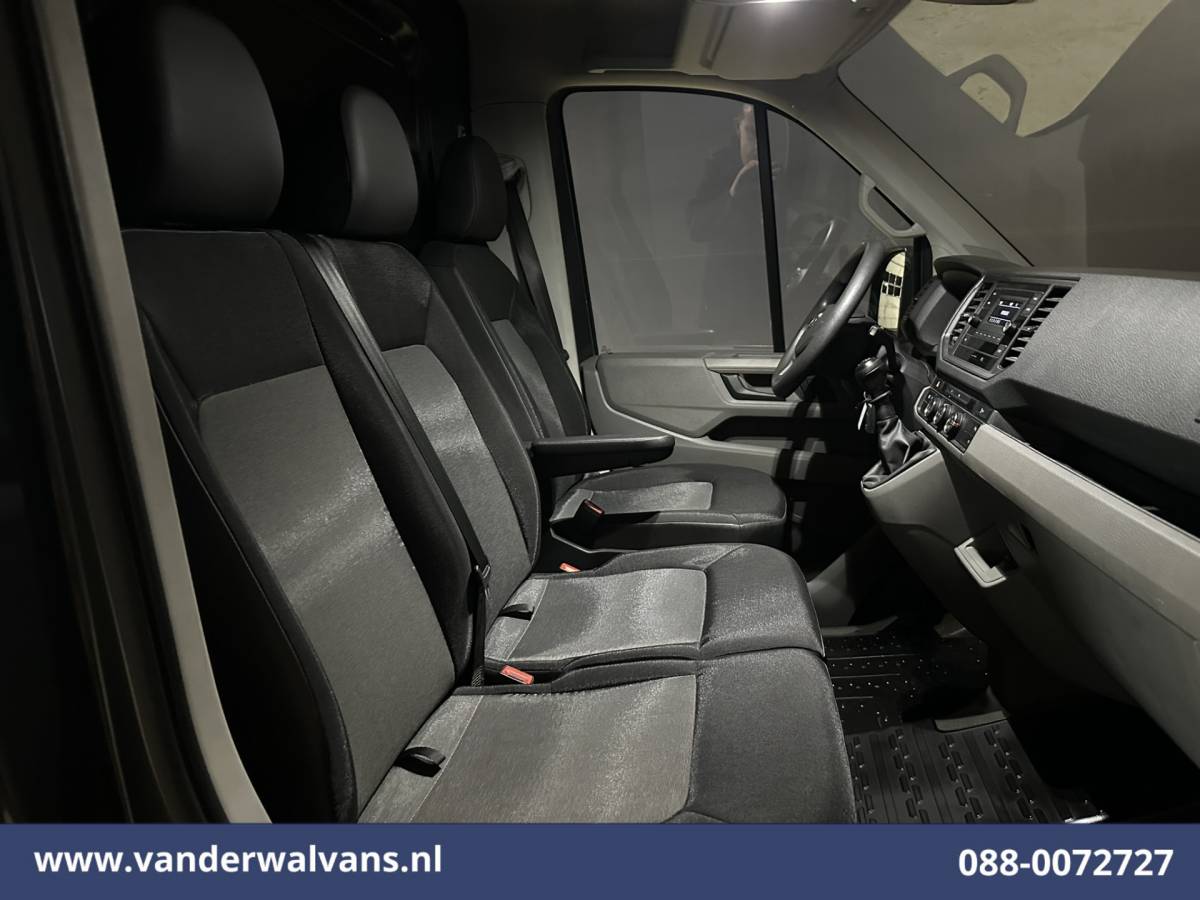 Volkswagen Crafter Volkswagen Crafter 2.0 TDI L3H2 L2H1 Euro6 Airco | 2500kg Trekhaak | Parkeersensoren Bijrijdersbank