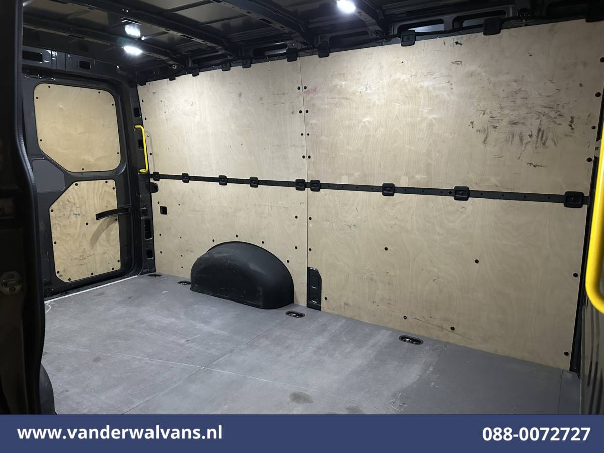 Volkswagen Crafter Volkswagen Crafter 2.0 TDI L3H2 L2H1 Euro6 Airco | 2500kg Trekhaak | Parkeersensoren Bijrijdersbank