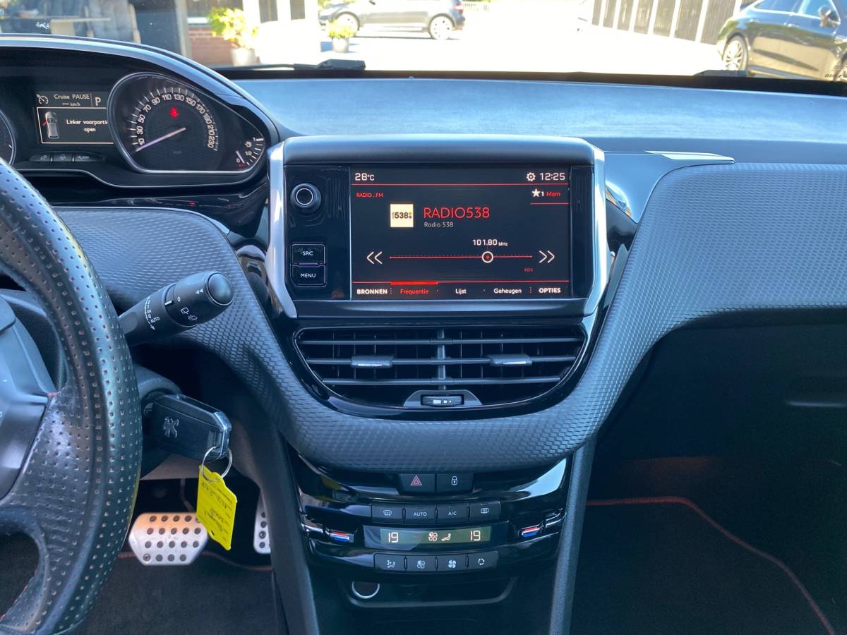Peugeot 2008 Peugeot 2008 1.2 PureTech GT-line PANO NAVI XENON CRUISE PDC CLIMA LED AUTOMAAT