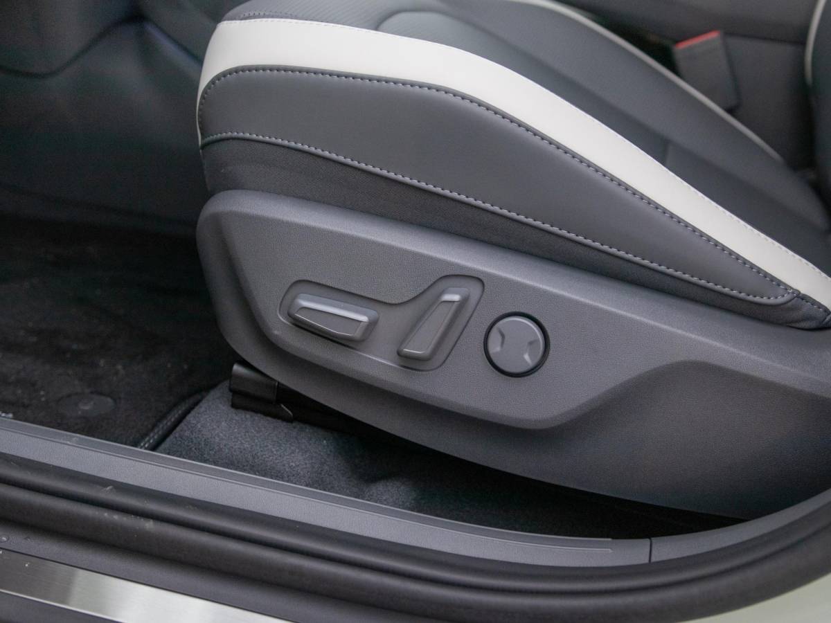 Kia EV3 Kia EV3 GT-Line Business Edition 81.4 kWh | Actieprijs* | Navi. | Clima. | Adapt. Cruise. | Parkeersensoren | Dodehoekassistentie | Stoel&Stuur Verwarming | GT-Line Vegan Lederen Stoelbekleding