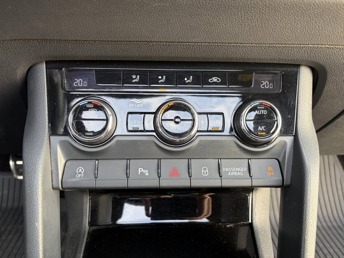 Škoda Karoq Skoda Karoq 1.5 TSI ACT Sportline | Pano | Keyless | Parkeer sensoren | Elektrisch klep |