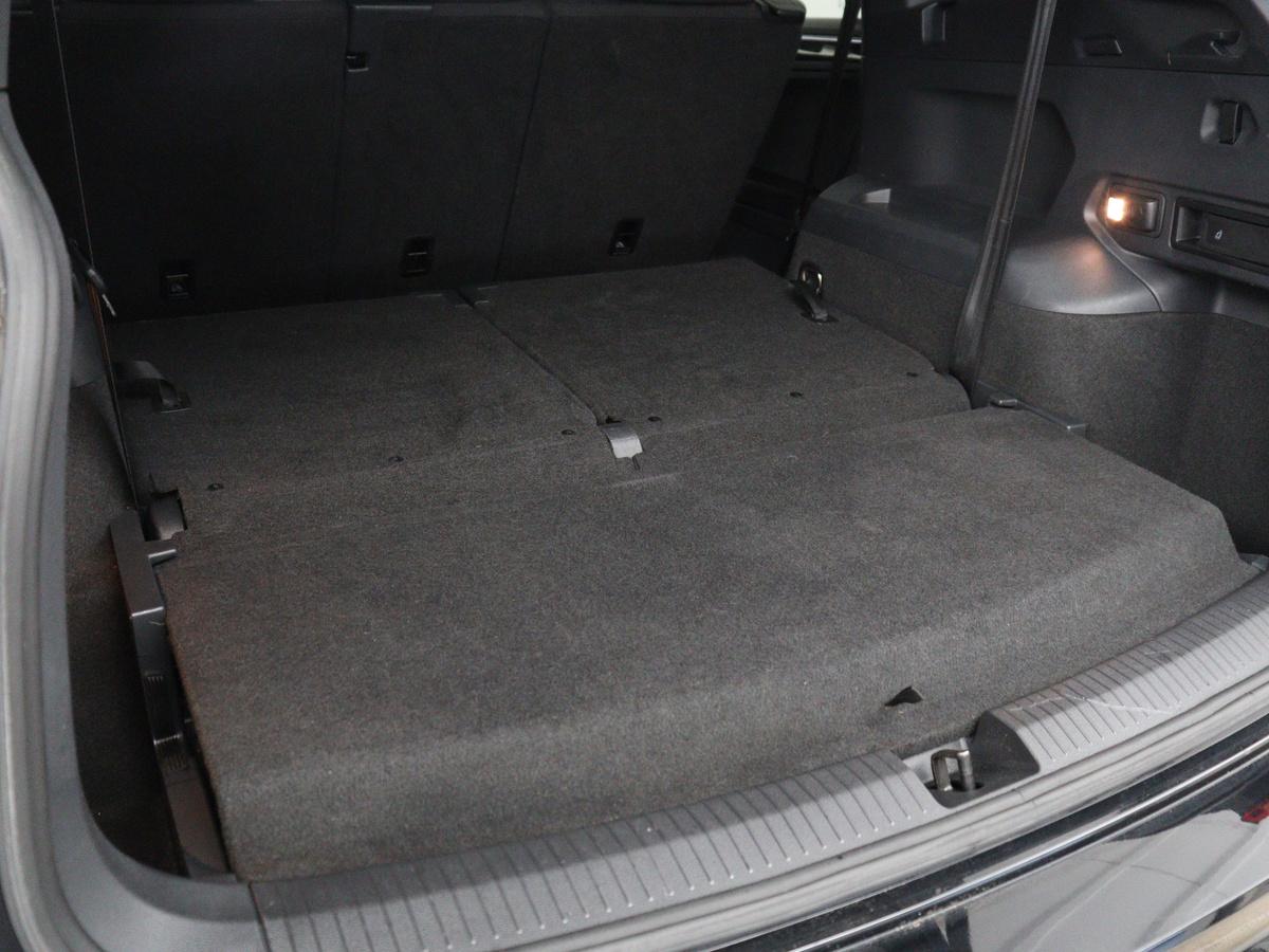 Volkswagen Tiguan Allspace Volkswagen Tiguan Allspace 1.5 TSI Comfortline Business R-Line 7p. | Adaptive cruise | Virtual Dashboard | Carplay | Sfeerverlichting | Full LED | Climate control | Camera | Park assist | Navigatie |