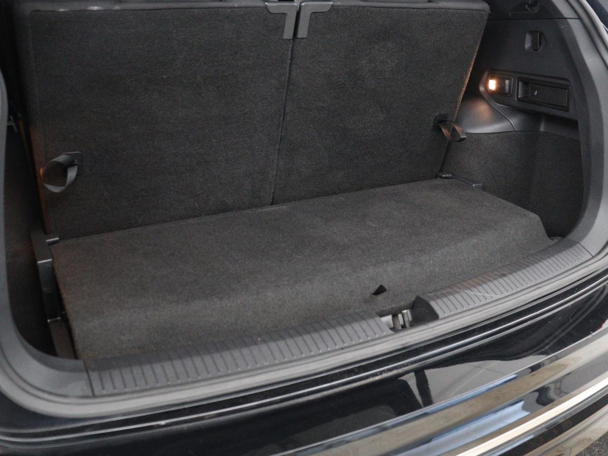 Volkswagen Tiguan Allspace Volkswagen Tiguan Allspace 1.5 TSI Comfortline Business R-Line 7p. | Adaptive cruise | Virtual Dashboard | Carplay | Sfeerverlichting | Full LED | Climate control | Camera | Park assist | Navigatie |