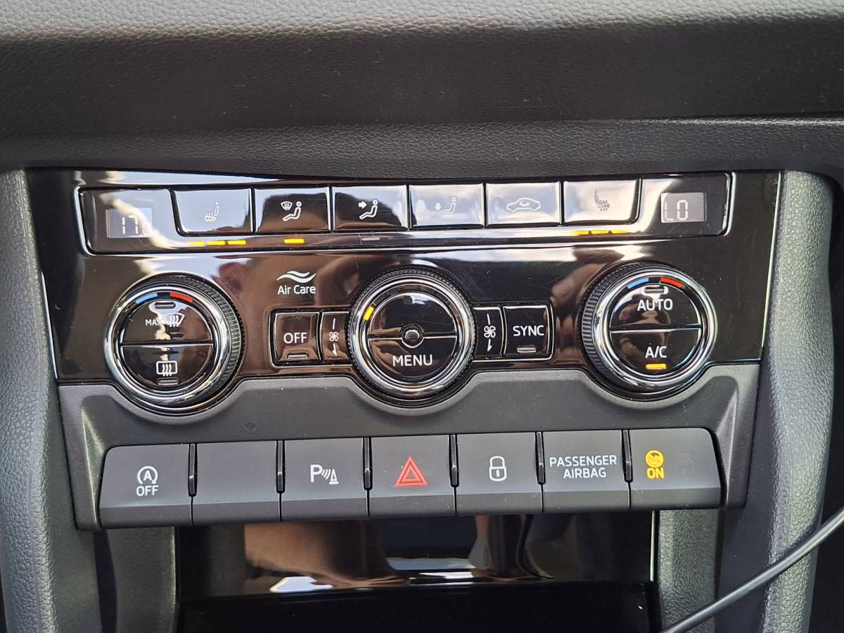 Škoda Karoq ŠKODA Karoq 1.5 TSI ACT Style Pano 360° Carplay Trekhaak Business Sportline