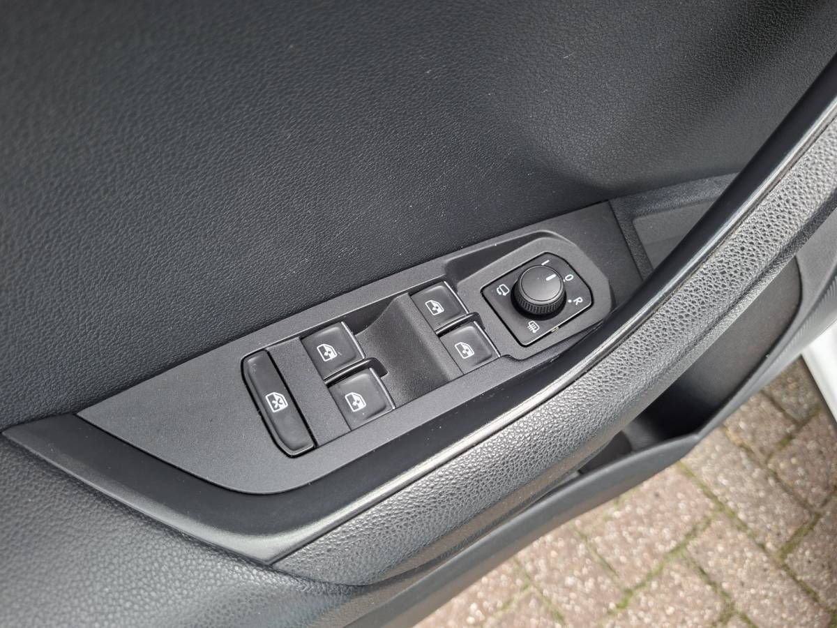 Škoda Karoq ŠKODA Karoq 1.5 TSI ACT Style Pano 360° Carplay Trekhaak Business Sportline