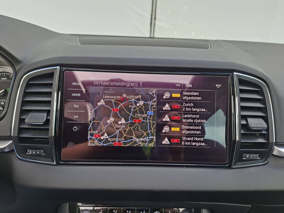 Škoda Karoq ŠKODA Karoq 1.5 TSI ACT Style Pano 360° Carplay Trekhaak Business Sportline