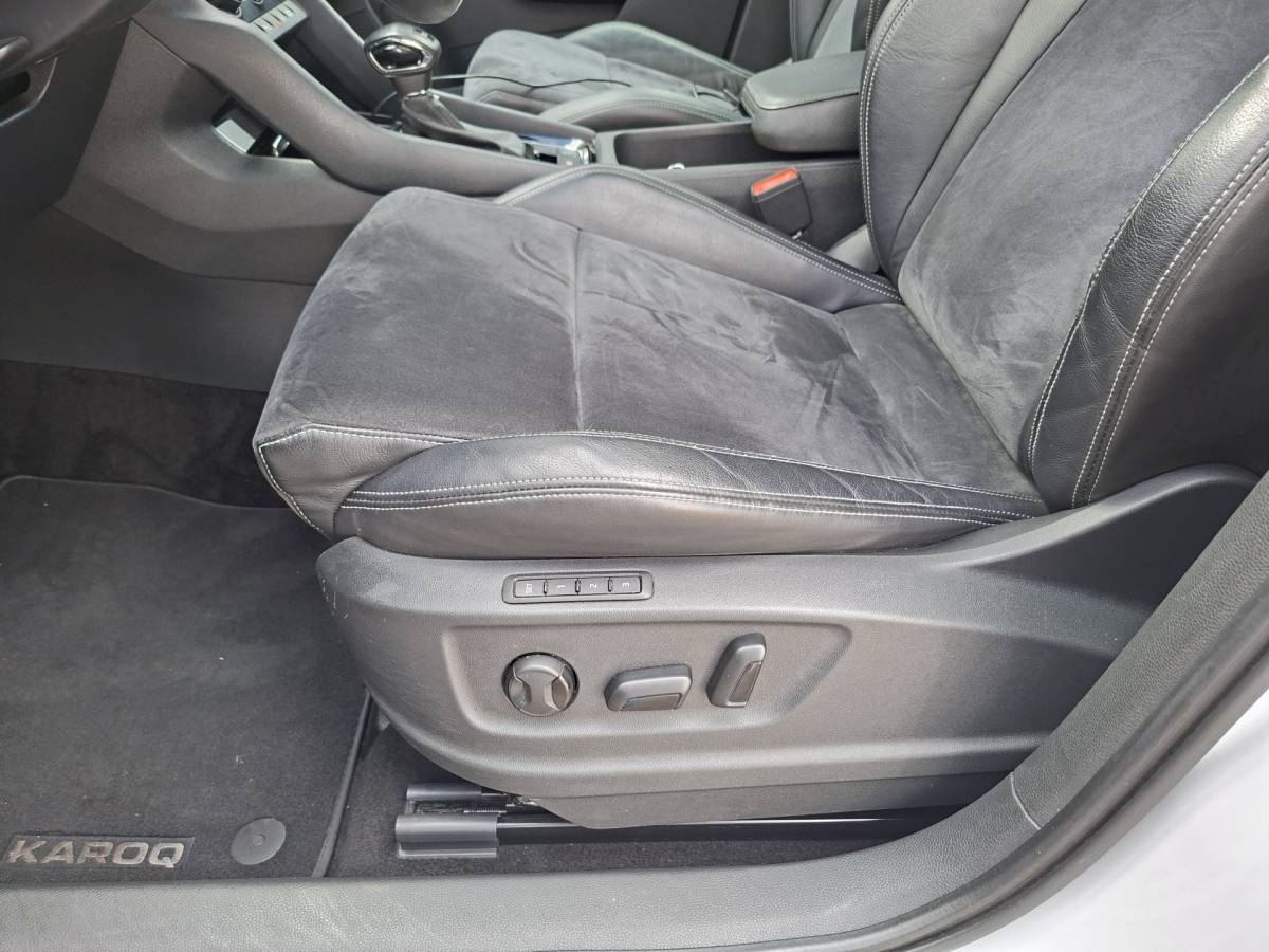 Škoda Karoq ŠKODA Karoq 1.5 TSI ACT Style Pano 360° Carplay Trekhaak Business Sportline