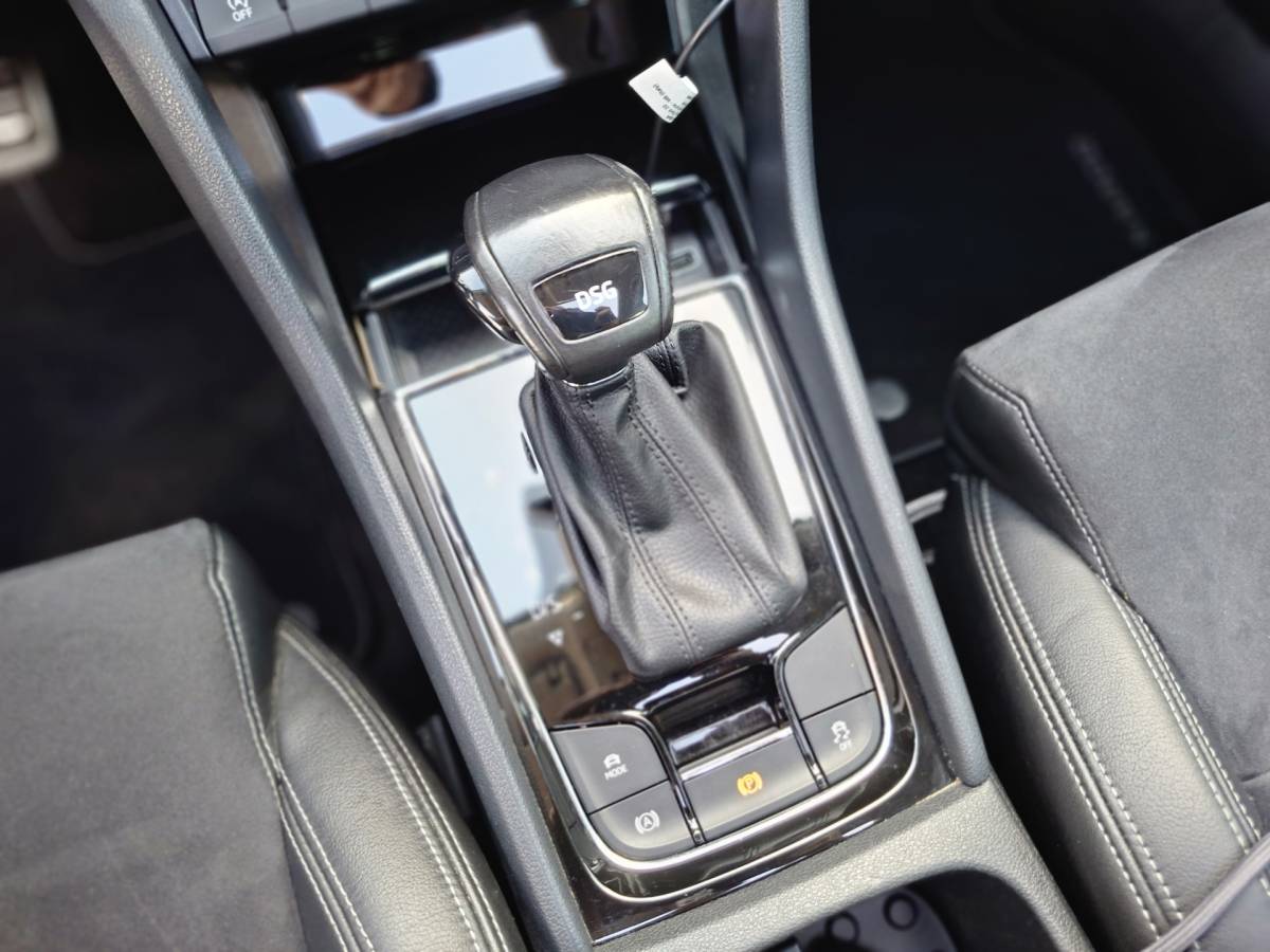 Škoda Karoq ŠKODA Karoq 1.5 TSI ACT Style Pano 360° Carplay Trekhaak Business Sportline