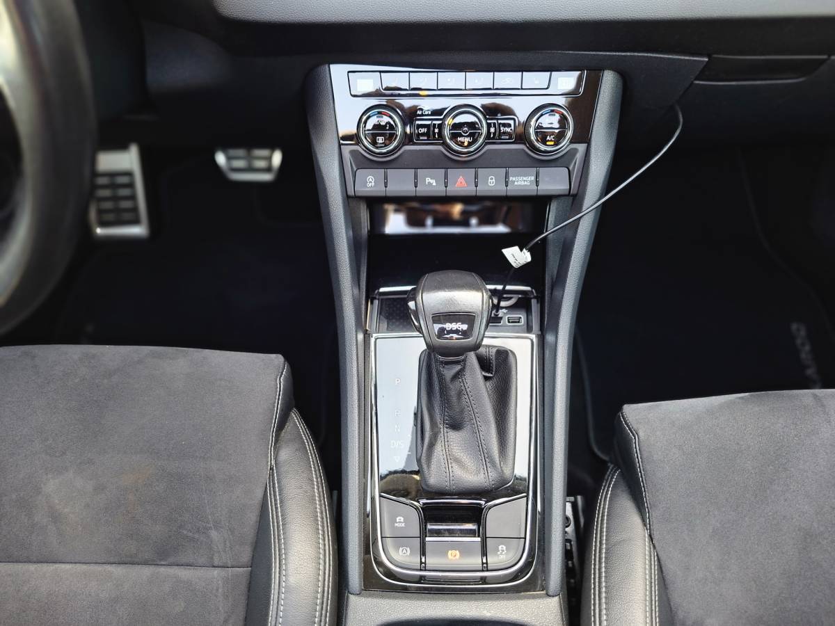 Škoda Karoq ŠKODA Karoq 1.5 TSI ACT Style Pano 360° Carplay Trekhaak Business Sportline