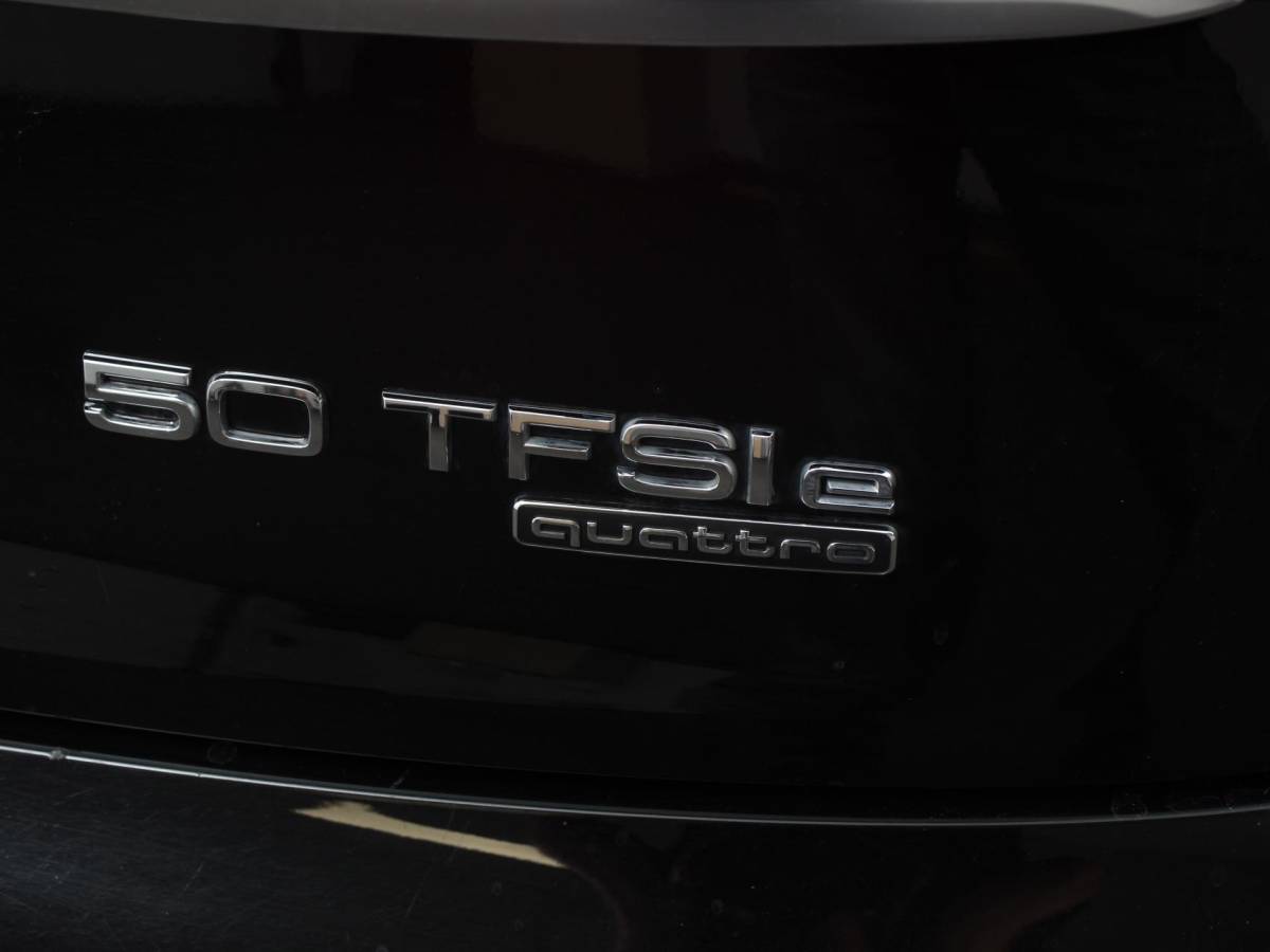 Audi Q5 Audi Q5 50 TFSI e quattro S edition Climate control Adaptieve cruise control Led Apple Carplay/ Android Auto Parkeersensoren Verwarmde voorstoelen Keyless Lane assist Lichtmetalen velgen