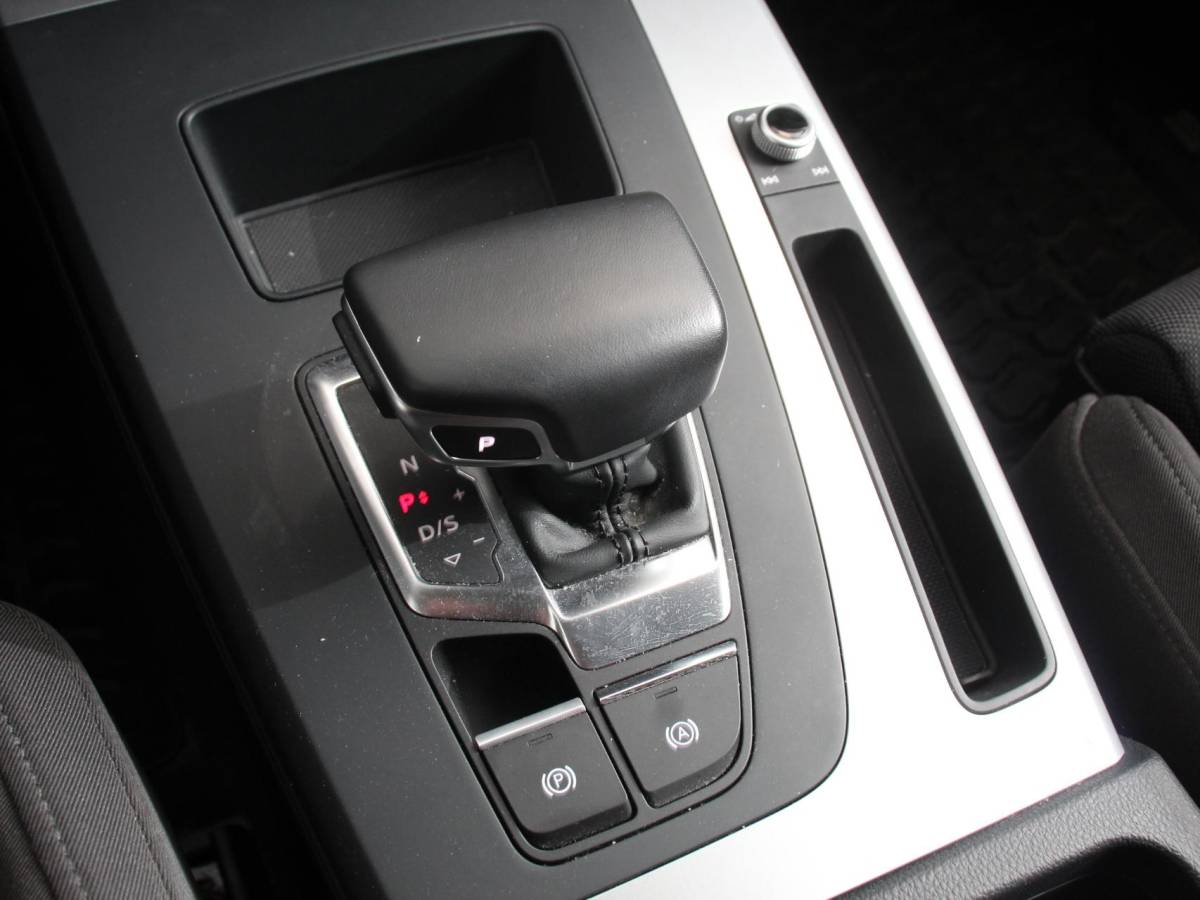 Audi Q5 Audi Q5 50 TFSI e quattro S edition Climate control Adaptieve cruise control Led Apple Carplay/ Android Auto Parkeersensoren Verwarmde voorstoelen Keyless Lane assist Lichtmetalen velgen