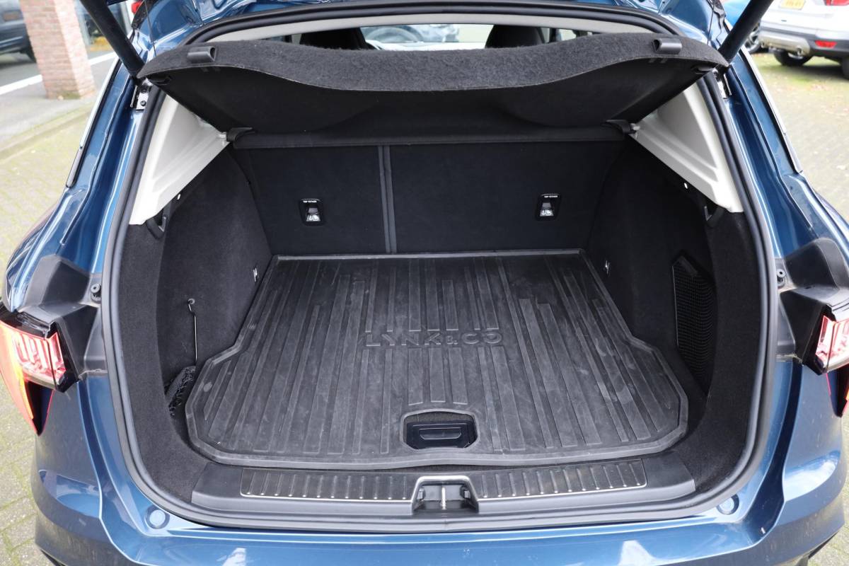 Lynk & Co 01 Lynk & Co 01 1.5 261PK! 6.6Kwh LADEN! 360-CAMERA STOELVERW. PANO/SCHUIF MEMORY INFINITY DAB NAVI CARPLAY ELEK.ACHTERKLEP 20″LMV