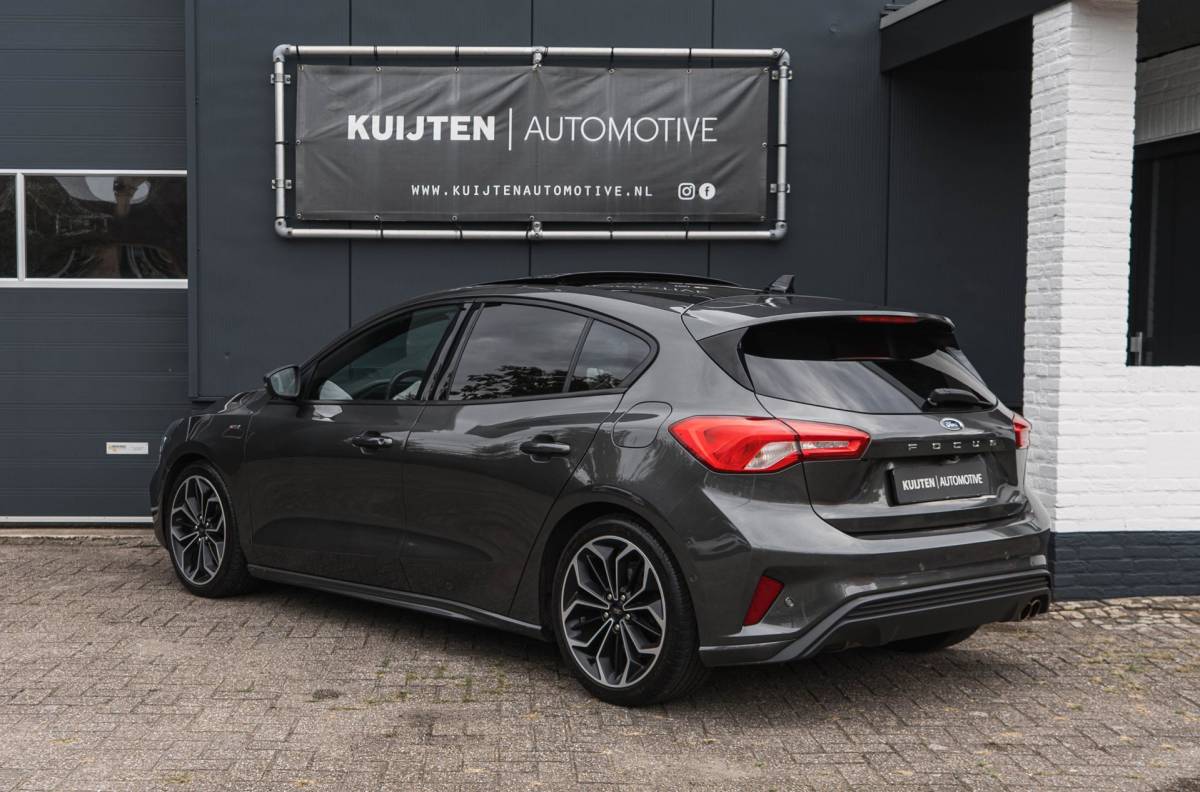 Ford Focus Ford Focus 1.0 EcoBoost ST Line / LED / Pano / HUD / Winter Pack!