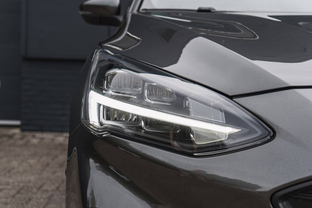 Ford Focus Ford Focus 1.0 EcoBoost ST Line / LED / Pano / HUD / Winter Pack!