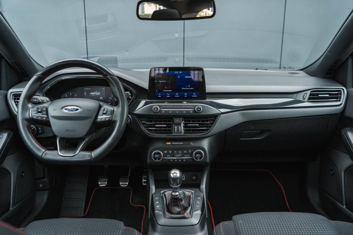 Ford Focus Ford Focus 1.0 EcoBoost ST Line / LED / Pano / HUD / Winter Pack!