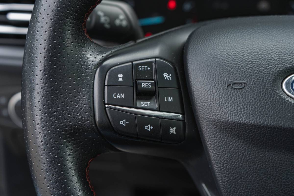Ford Focus Ford Focus 1.0 EcoBoost ST Line / LED / Pano / HUD / Winter Pack!