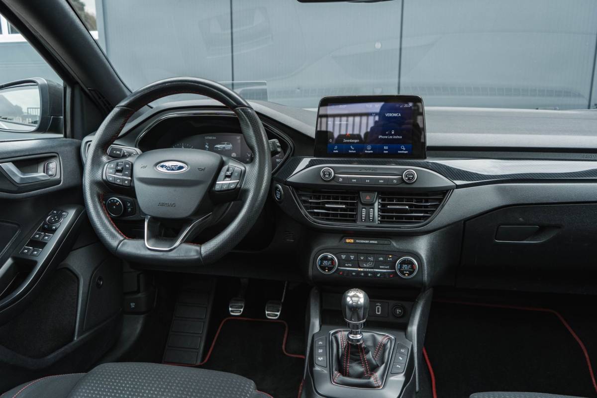 Ford Focus Ford Focus 1.0 EcoBoost ST Line / LED / Pano / HUD / Winter Pack!