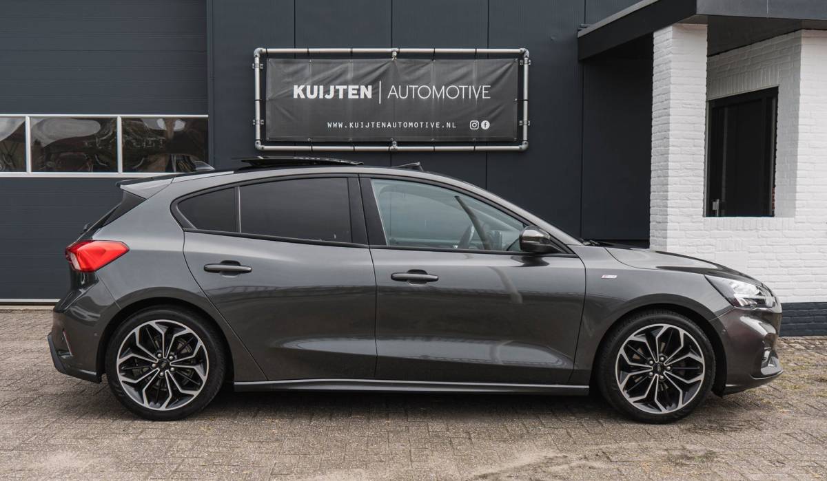 Ford Focus Ford Focus 1.0 EcoBoost ST Line / LED / Pano / HUD / Winter Pack!