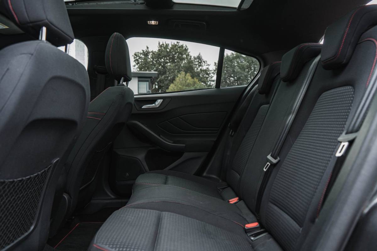 Ford Focus Ford Focus 1.0 EcoBoost ST Line / LED / Pano / HUD / Winter Pack!