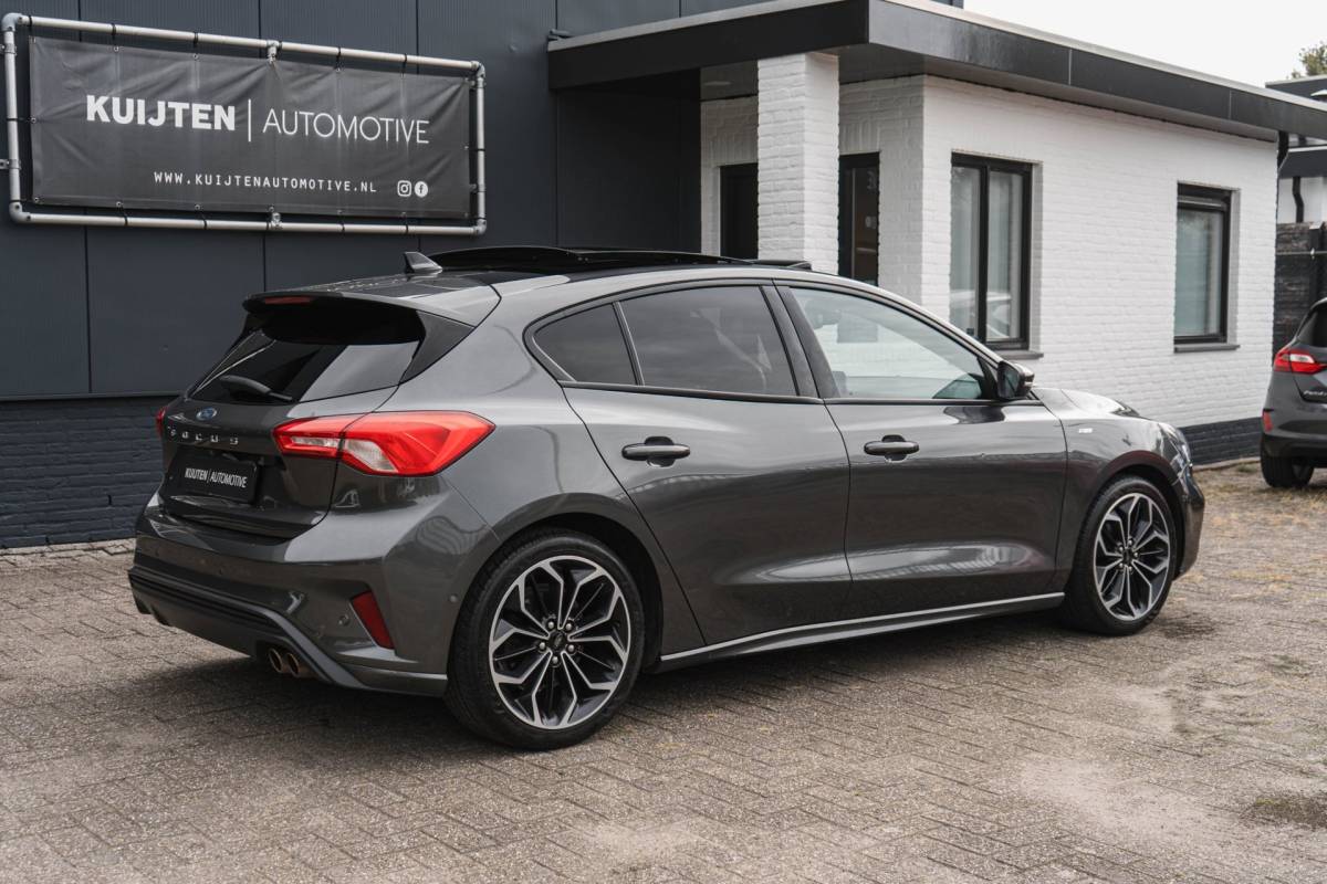 Ford Focus Ford Focus 1.0 EcoBoost ST Line / LED / Pano / HUD / Winter Pack!
