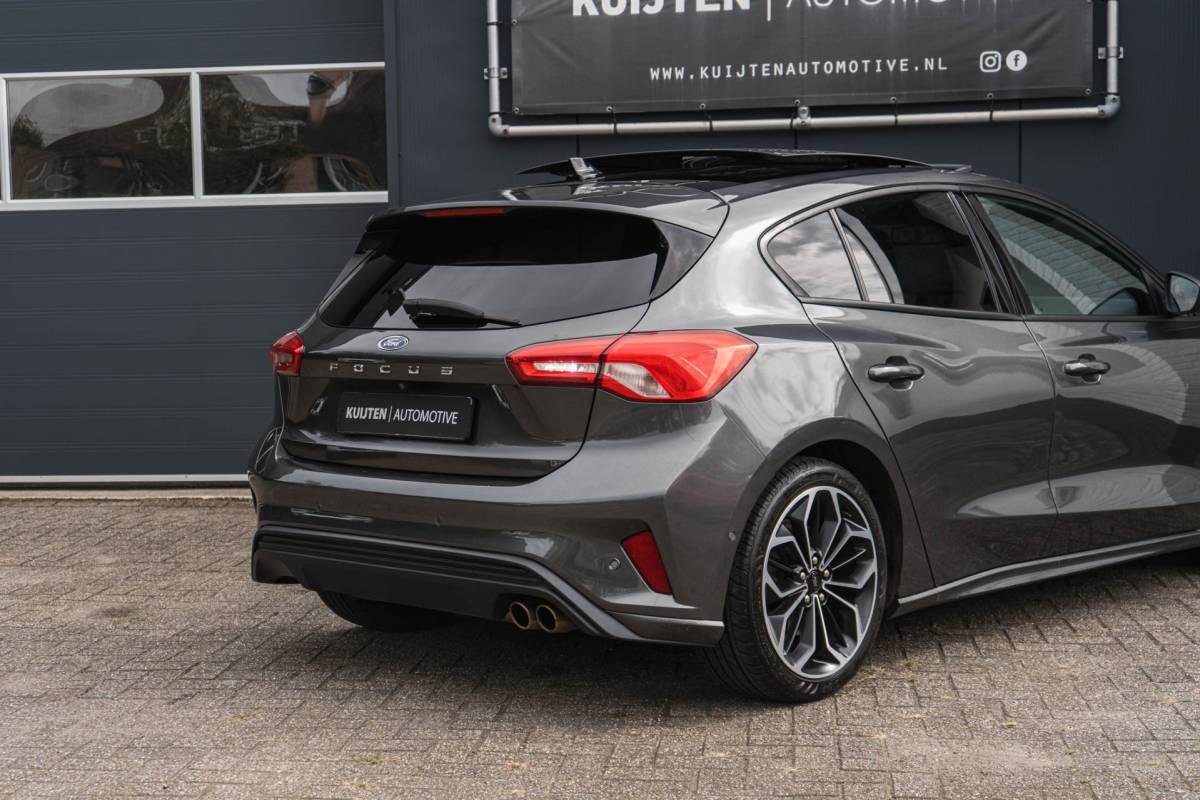 Ford Focus Ford Focus 1.0 EcoBoost ST Line / LED / Pano / HUD / Winter Pack!