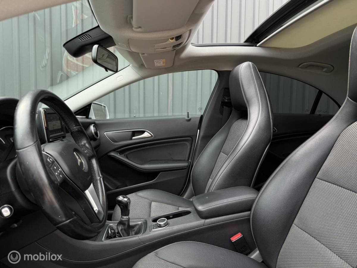 Mercedes-Benz CLA Mercedes CLA-klasse CLA180 BlueEFF. Edition Pano Led NL Auto Cruise Bluetooth Navi