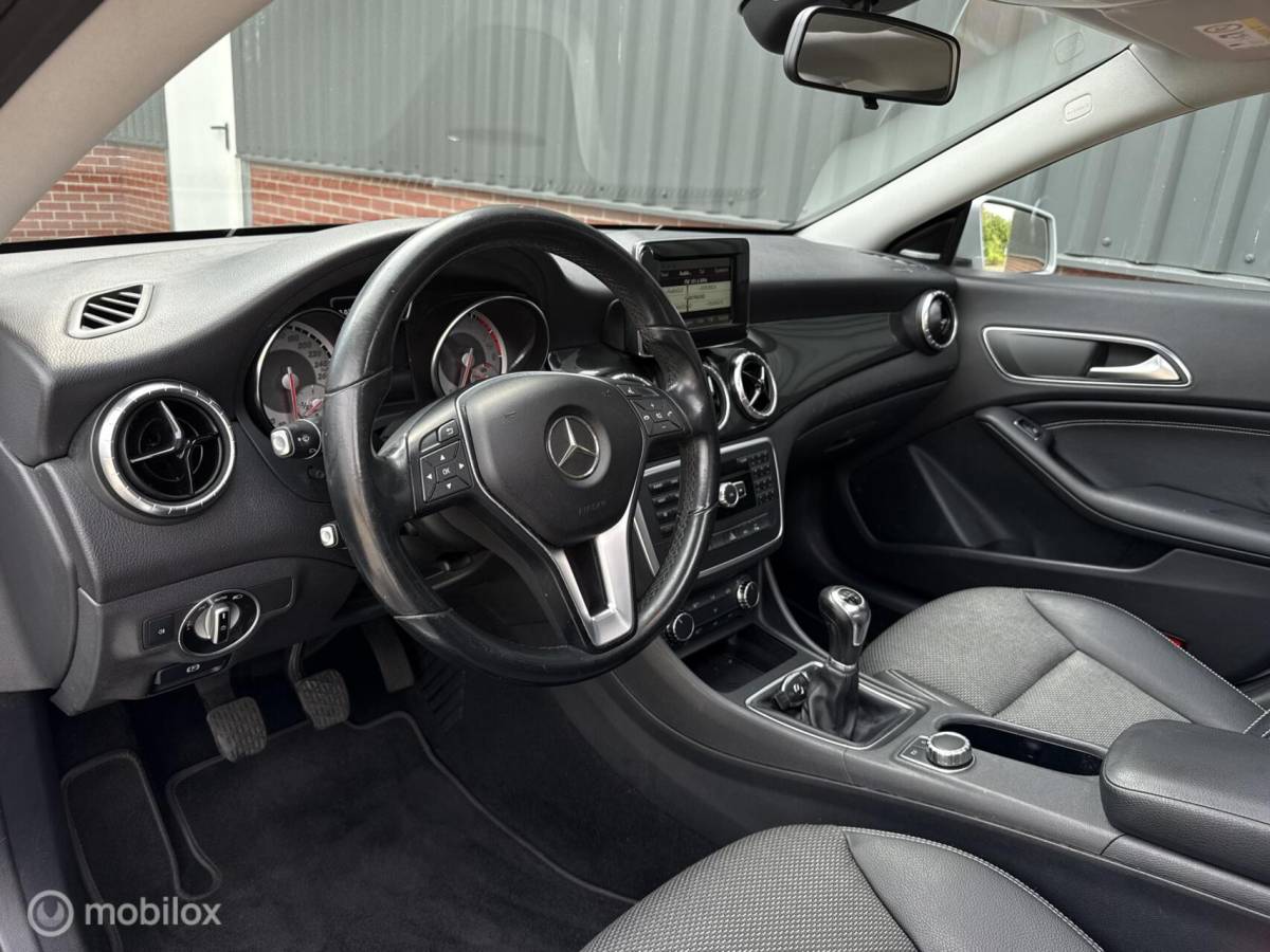 Mercedes-Benz CLA Mercedes CLA-klasse CLA180 BlueEFF. Edition Pano Led NL Auto Cruise Bluetooth Navi