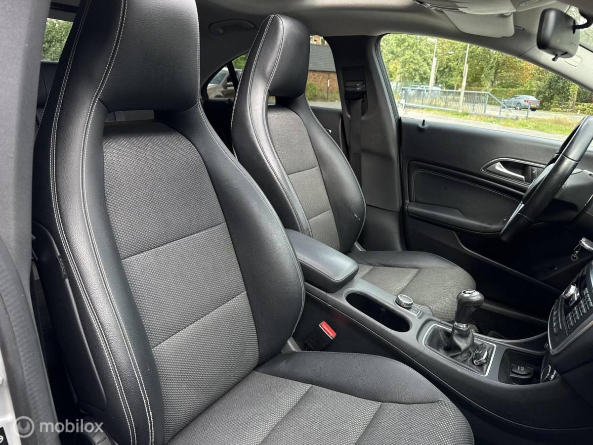 Mercedes-Benz CLA Mercedes CLA-klasse CLA180 BlueEFF. Edition Pano Led NL Auto Cruise Bluetooth Navi