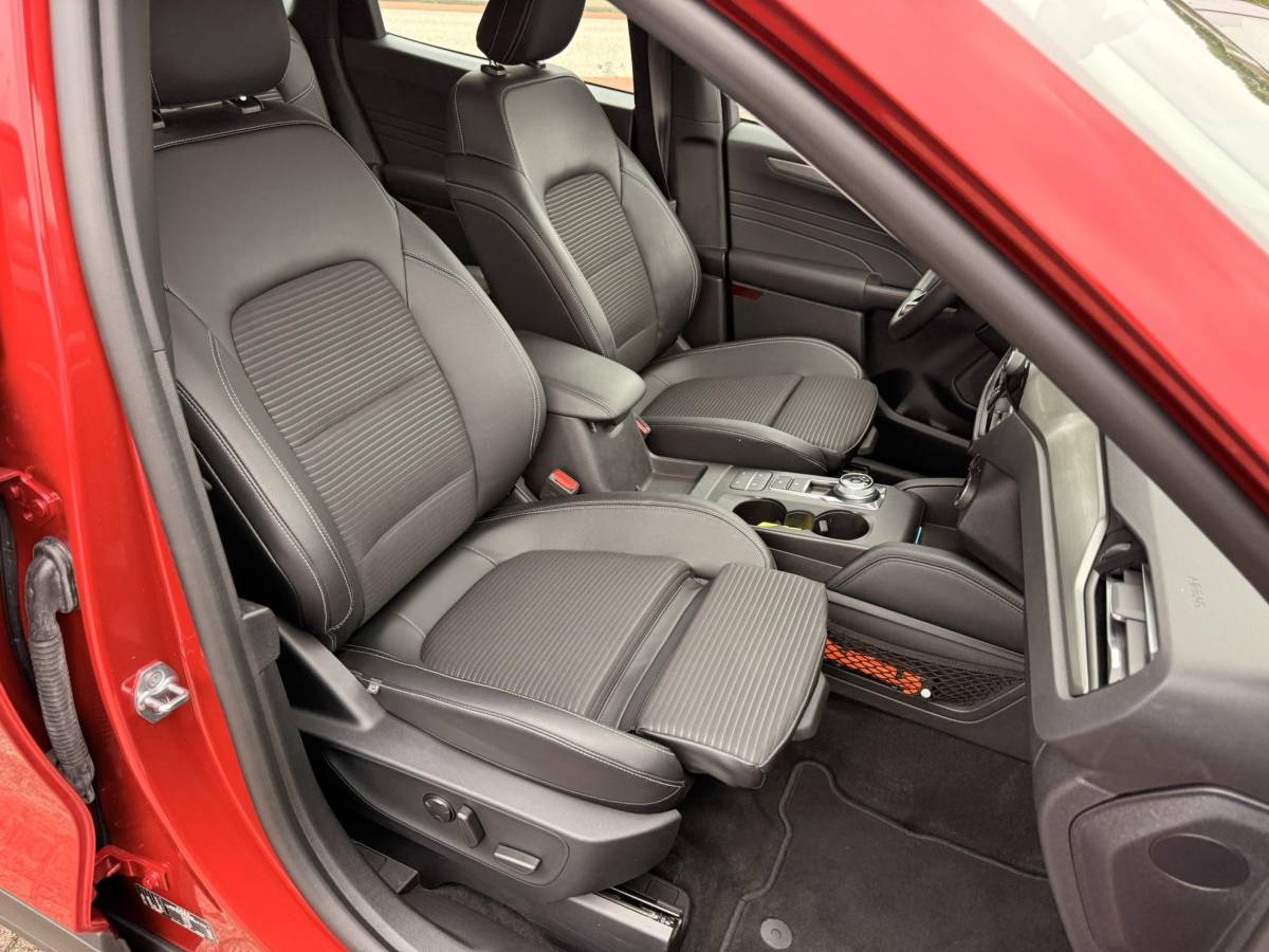 Ford Kuga Ford Kuga 2.5 PHEV Titanium 225pk | Wegklapbare  Trekhaak | AGR Stoelen | Winter Pack | Adaptieve Cruise Control | Reservewiel | Achteruitrijcamera