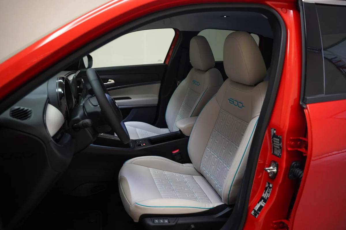Fiat 600e Fiat 600e La Prima 54 kWh 3-Fase [ Massage Stoel Navi Camera Apple / Android Leder Stoelverwarming ]