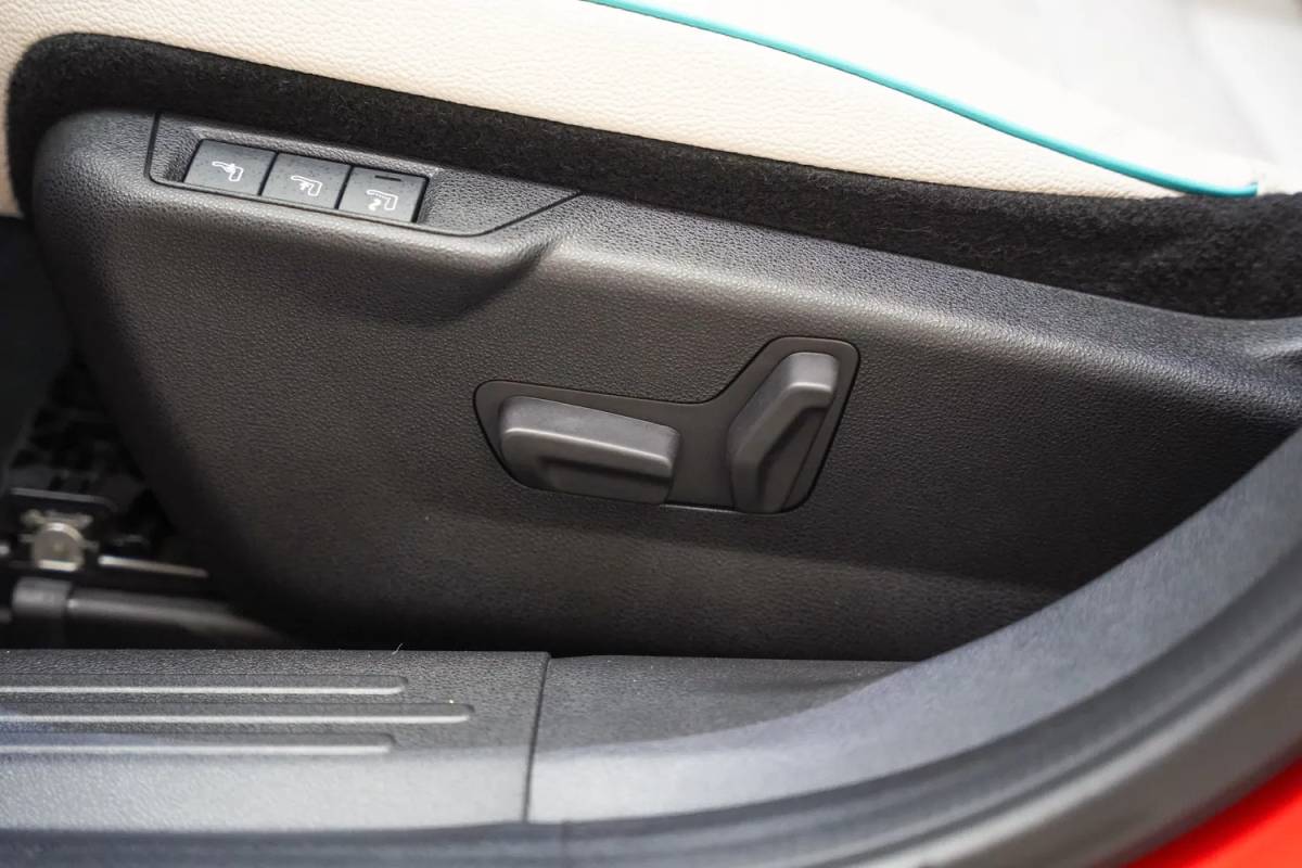 Fiat 600e Fiat 600e La Prima 54 kWh 3-Fase [ Massage Stoel Navi Camera Apple / Android Leder Stoelverwarming ]