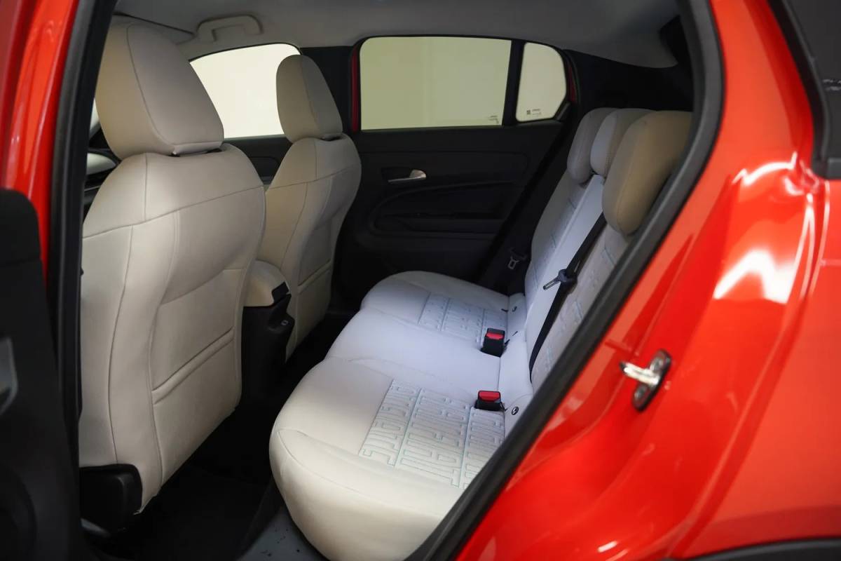 Fiat 600e Fiat 600e La Prima 54 kWh 3-Fase [ Massage Stoel Navi Camera Apple / Android Leder Stoelverwarming ]